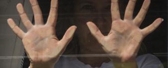 Varningssignaler. Bild på händer.